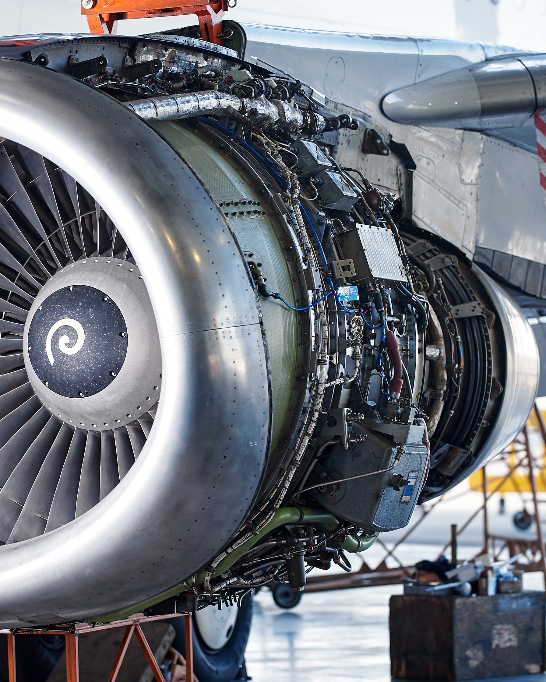 Aircraft-engine-servicing